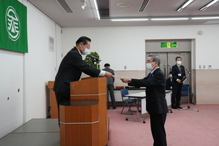 写真:辞令書交付式の様子