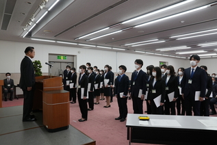 写真:辞令書交付式の様子