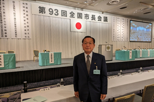 写真:総会に出席する市長