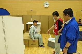 写真: 防災用品見学の様子