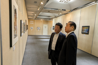 写真：展示品鑑賞の様子