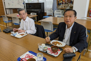 写真：子ども食堂で食事をする市長