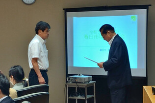 写真:辞令書交付の様子