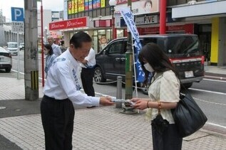 写真：街頭啓発の様子