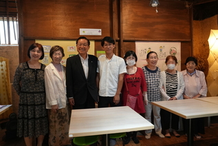 写真:記念撮影の様子