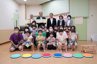 写真: 記念撮影の様子