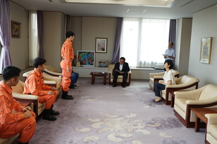 写真: 報告の様子
