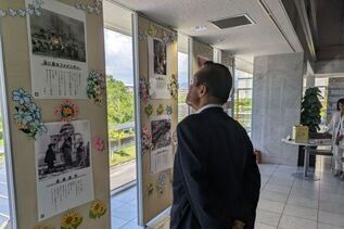 写真:パネル観覧の様子