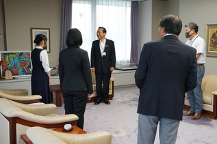 写真: 表敬訪問の様子