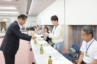 写真:依頼書交付の様子