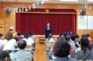 写真:下白水南地区での市長あいさつの様子