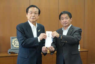 写真:記念撮影の様子