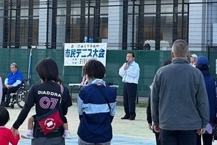 写真:テニス大会でのあいさつの様子