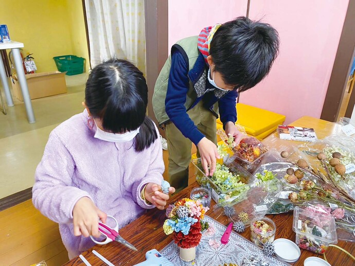 写真:フラワーアレンジメントなどの体験も
