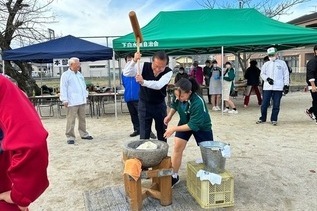 写真:餅つき大会の様子