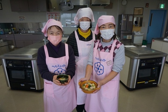 写真：春日市食生活改善推進会（春日南支部）の3人