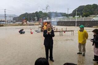 写真：どんど焼きでの市長あいさつ