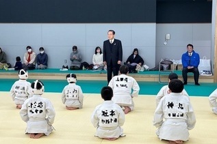 写真：子どもたちの前であいさつをする市長