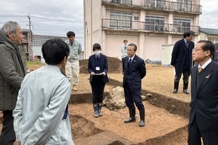 写真： 発掘現場視察の様子