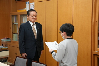 写真：贈呈式の様子