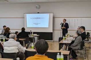 写真:子育てセミナーでの市長あいさつの様子