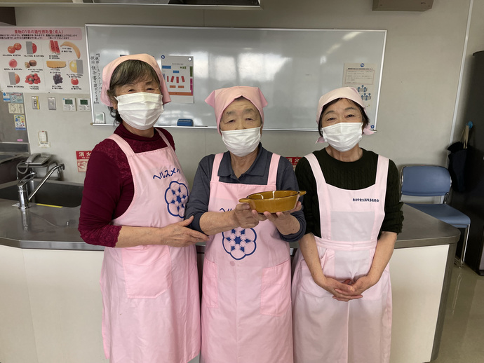 写真:春日市食生活改善推進会(天神山支部)の3人