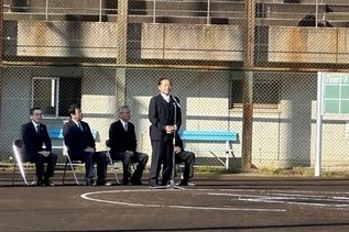写真:野球の開幕式であいさつする市長
