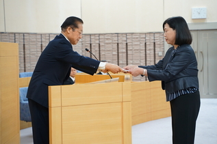写真:辞令書交付の様子