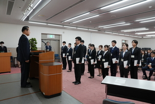 写真：新規採用職員宣誓の様子