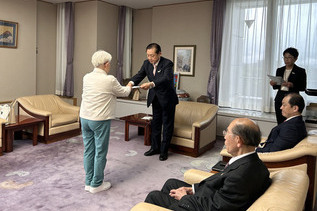 写真：辞令書交付の様子