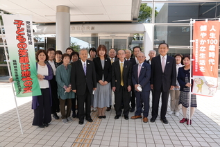 写真:記念撮影の様子