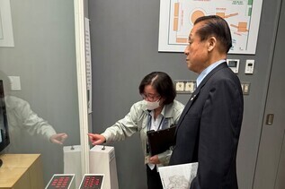 写真：考古展示室視察の様子
