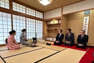 写真:チャリティー茶会の様子