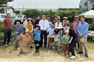 写真:記念撮影の様子