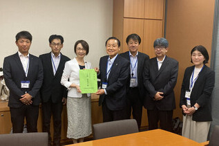 写真:記念撮影の様子