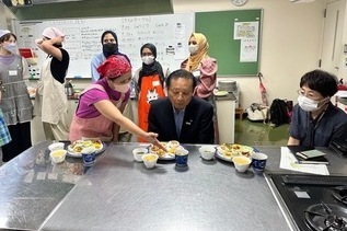 写真:料理を説明する様子