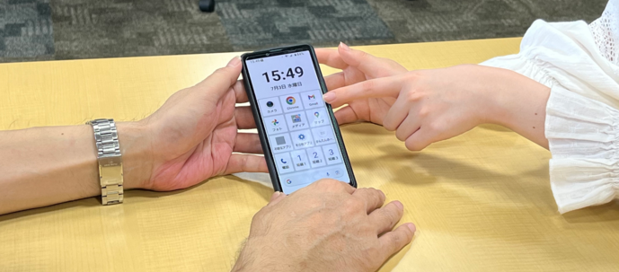 スマートフォンの操作に関する説明をしている様子