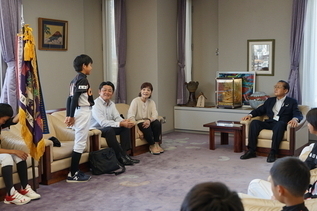 写真:表敬訪問の様子