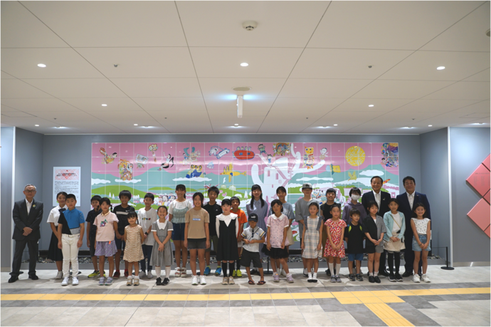 写真：壁面の前で記念撮影