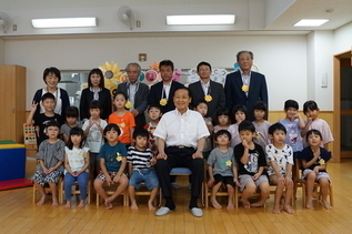 写真:記念撮影の様子