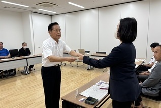 写真:辞令書交付の様子