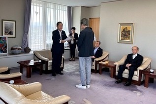 写真:辞令書交付の様子