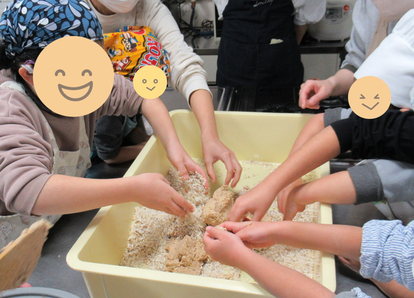 写真:みそづくりをする子どもたち