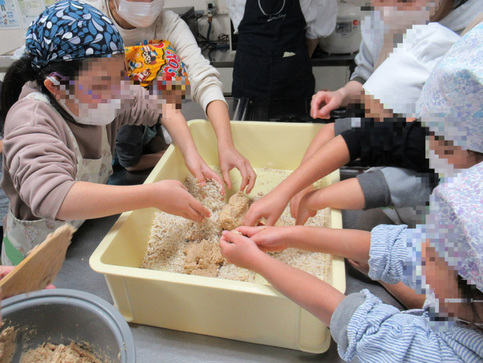 写真:みそづくりをする子どもたち