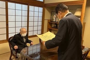 写真:お祝い状交付の様子