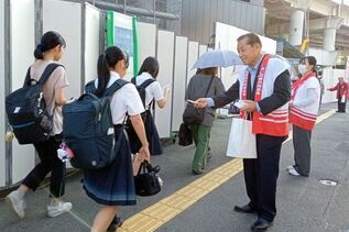 写真：街頭啓発の様子