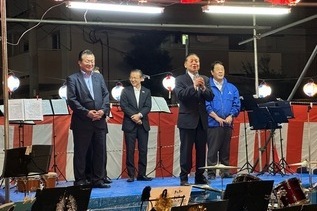 写真：昇町地区での市長あいさつの様子