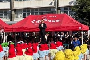 写真：くすの木運動会での市長あいさつの様子