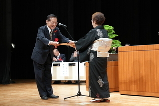 写真:感謝状贈呈の様子
