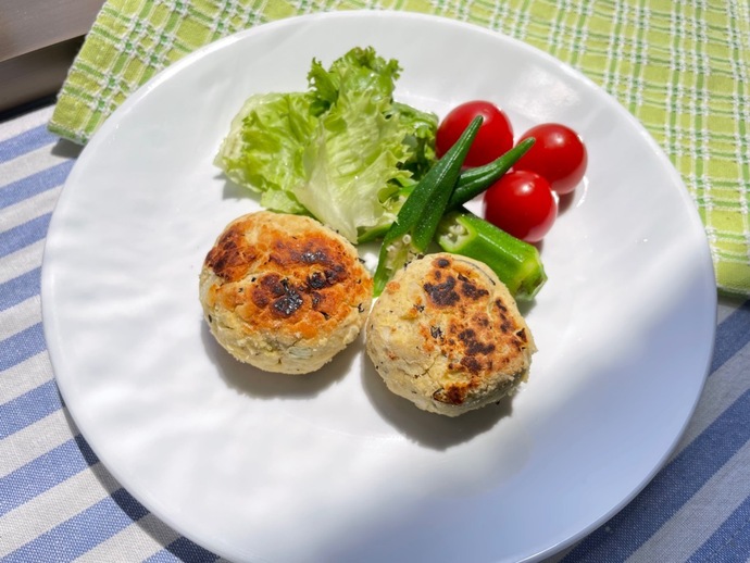 写真:とり肉ミンチの梅しそ入りつくね